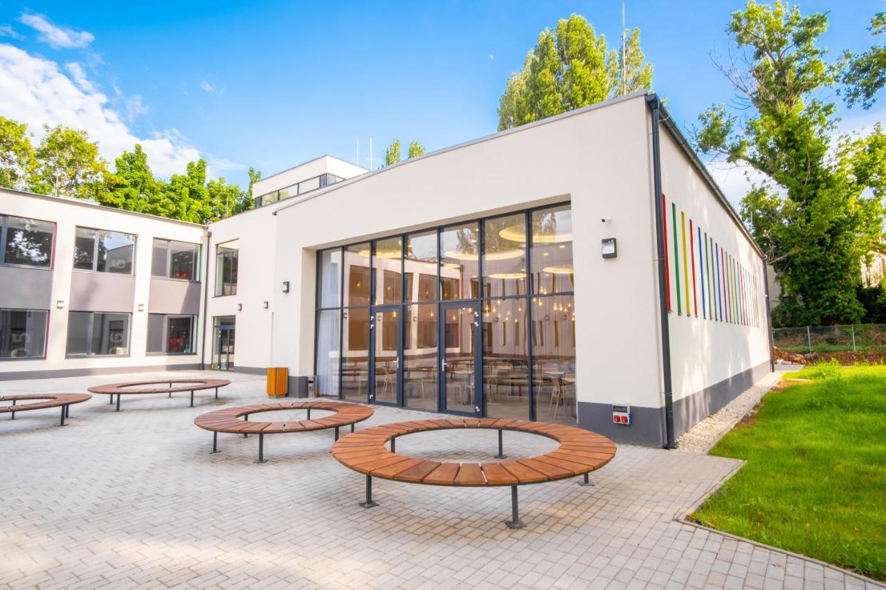 Ciszterci Rendezvenykoezpont Bed & Breakfast Balatonalmadi Bagian luar foto