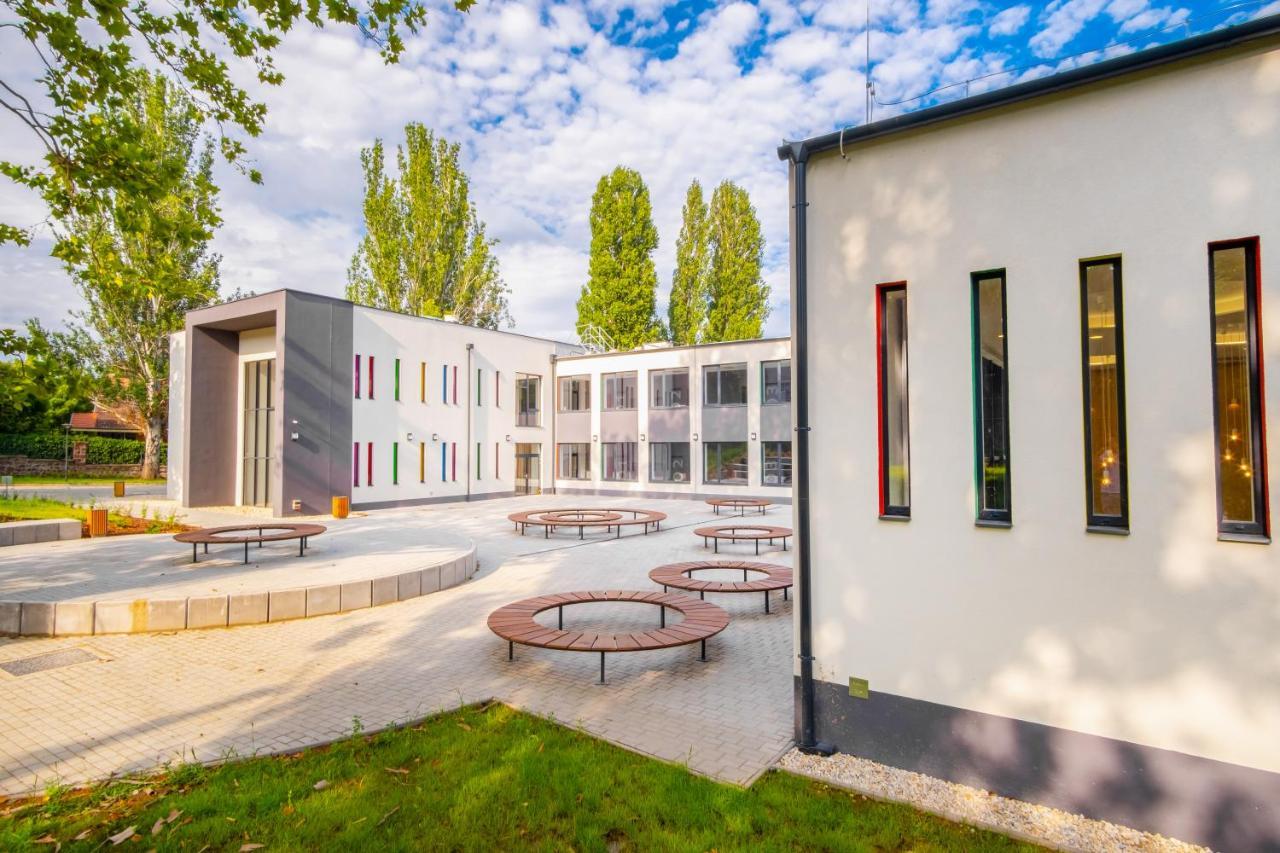 Ciszterci Rendezvenykoezpont Bed & Breakfast Balatonalmadi Bagian luar foto