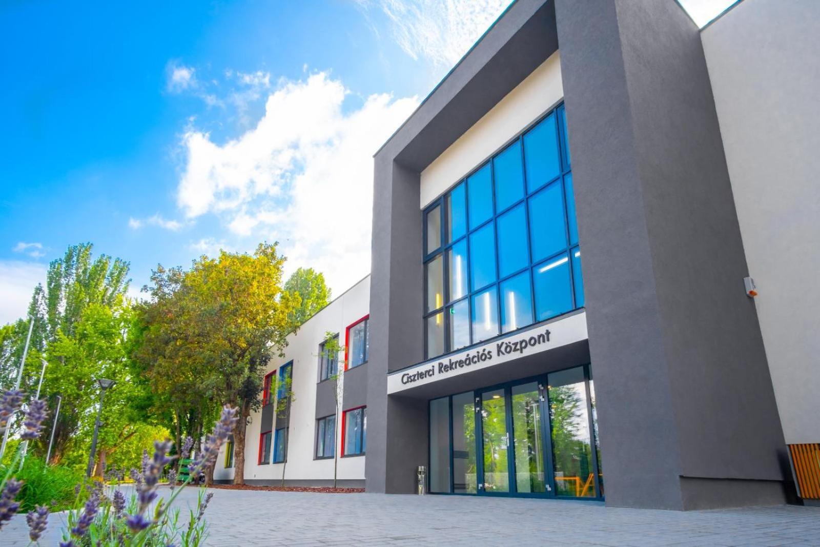 Ciszterci Rendezvenykoezpont Bed & Breakfast Balatonalmadi Bagian luar foto